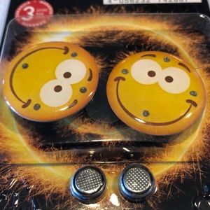 😍New in package smiling Emoji Set of 2 led Pins😍